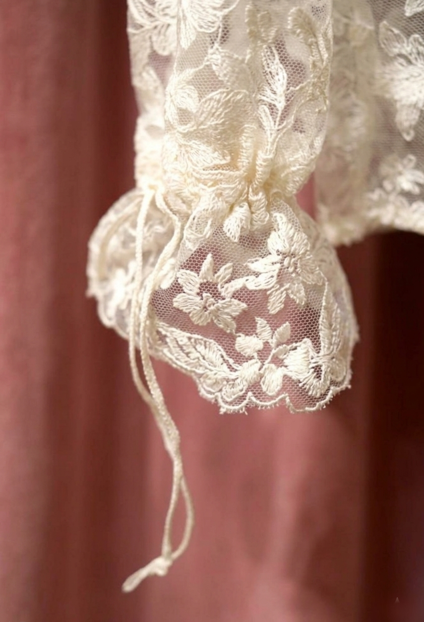 Spetsblus med långa ärmar