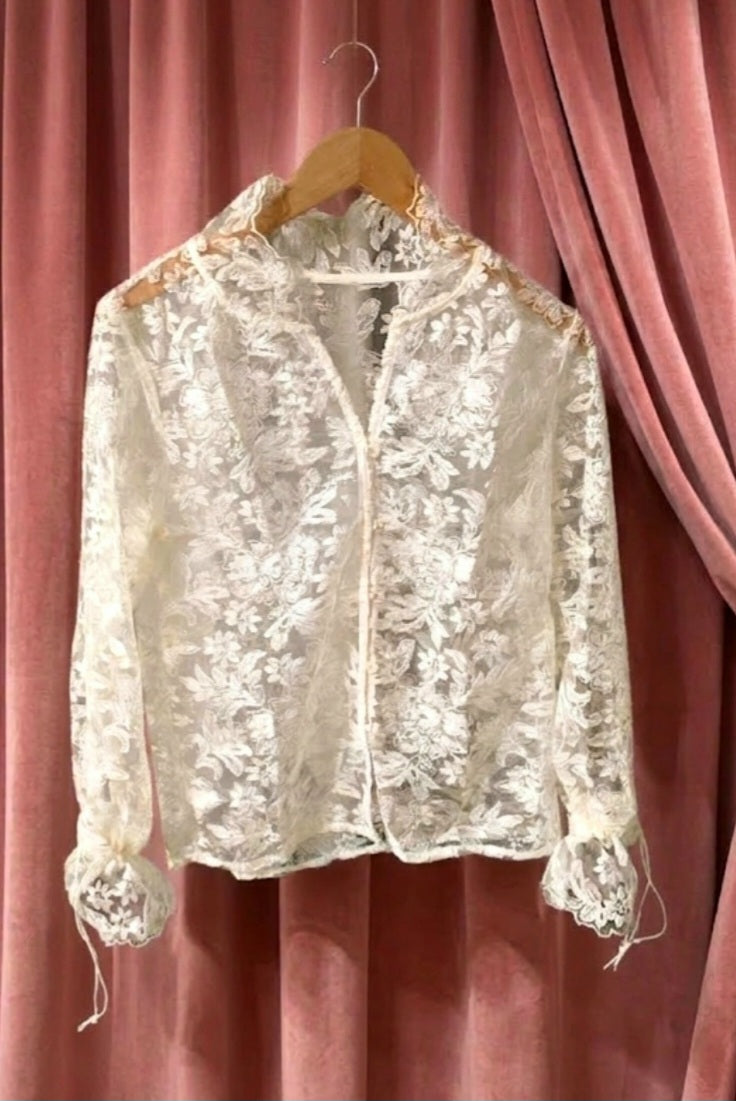 Spetsblus med långa ärmar