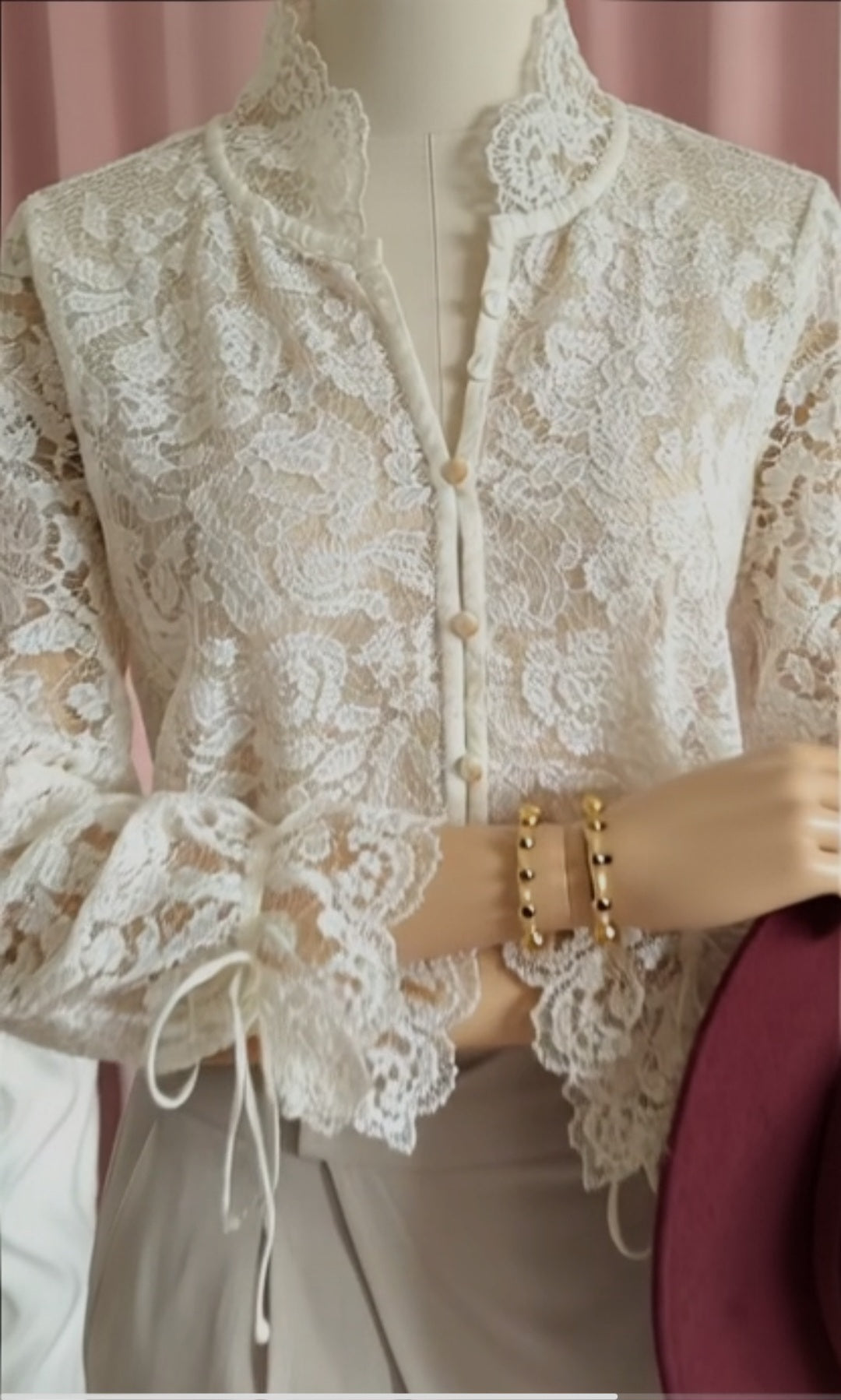 Spetsblus med långa ärmar